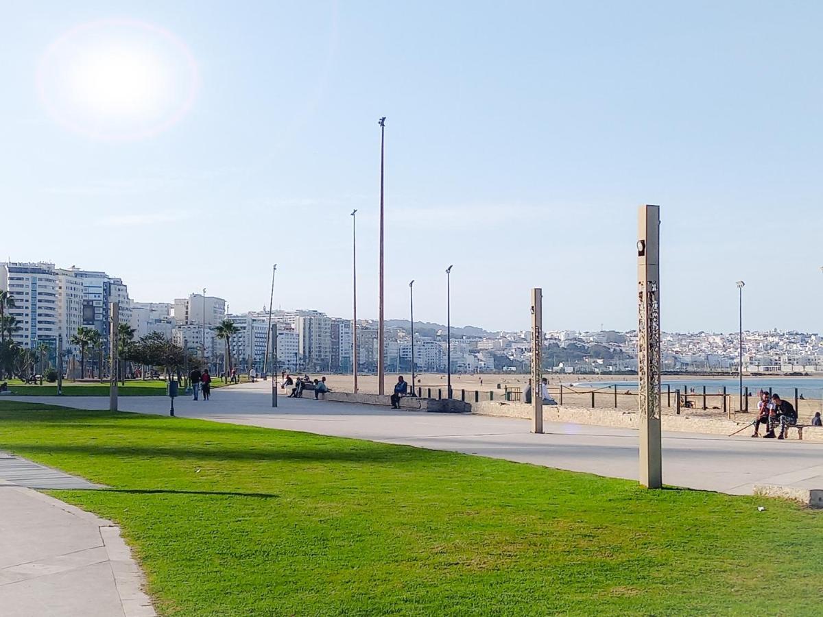 Amazing Appartement Au Centre Ville En Face Hilton & Gare Train De Tgv De Tanger Exterior foto