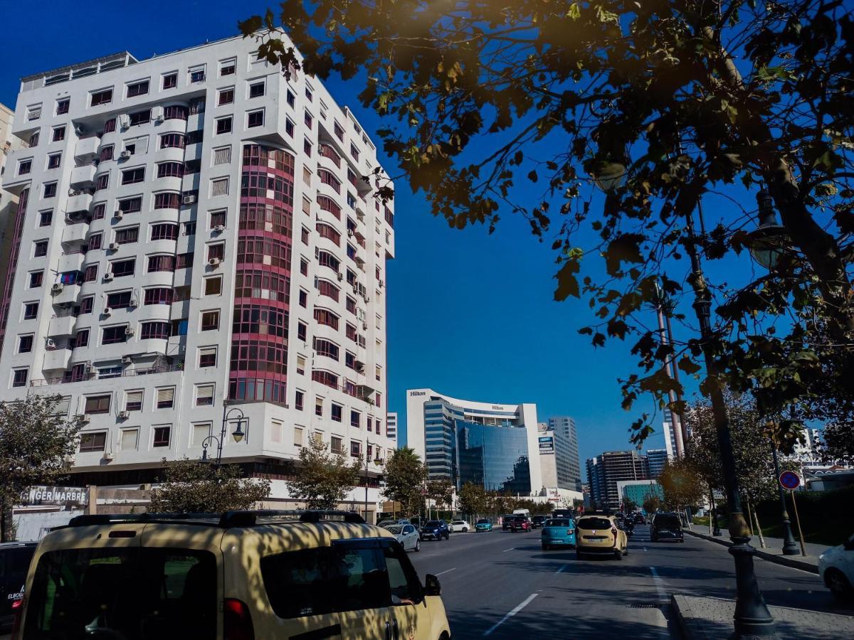 Amazing Appartement Au Centre Ville En Face Hilton & Gare Train De Tgv De Tanger Exterior foto