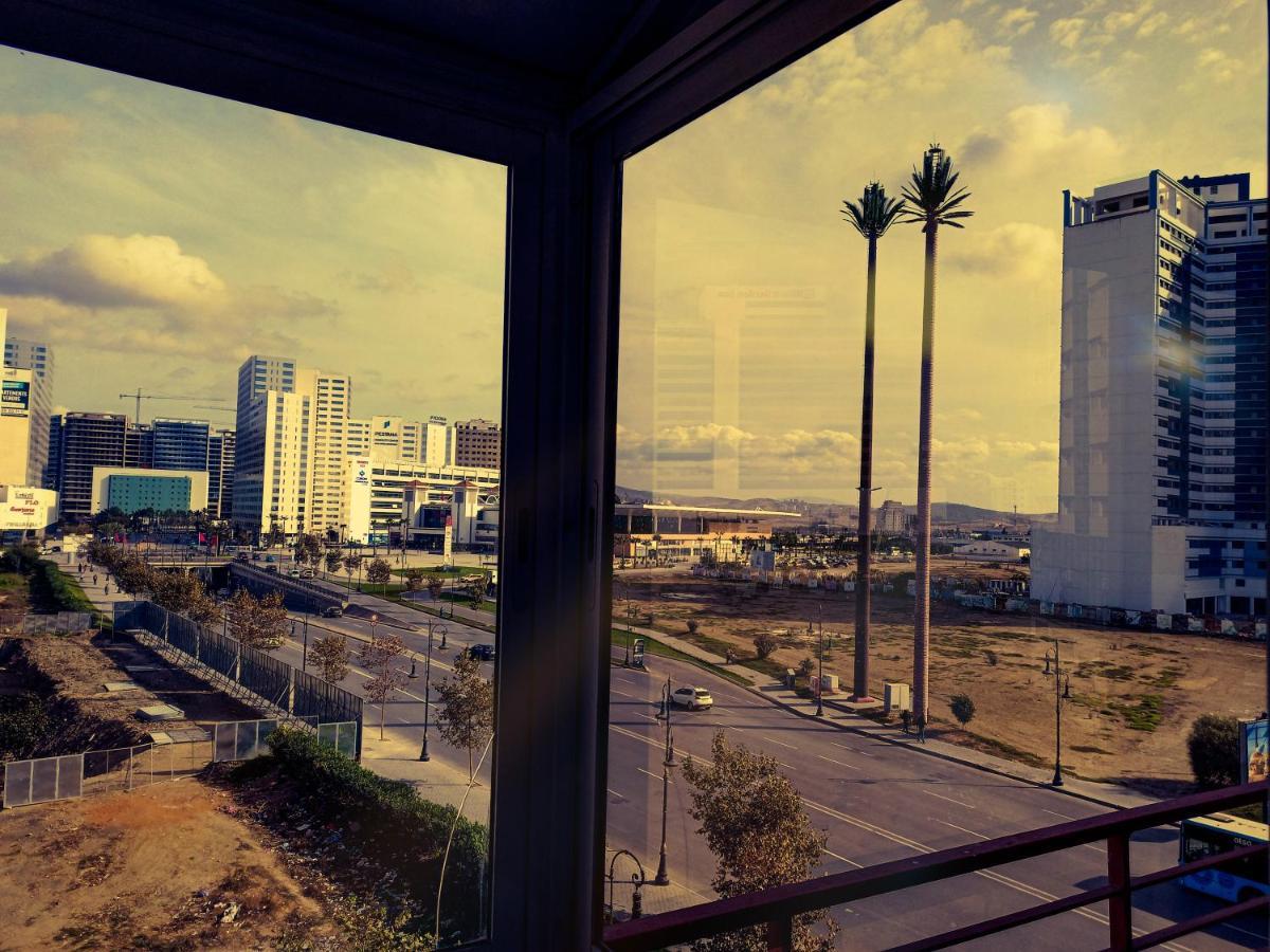 Amazing Appartement Au Centre Ville En Face Hilton & Gare Train De Tgv De Tanger Exterior foto